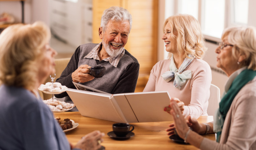 Grupo de adultos mayores divirtiéndose en un restorant.