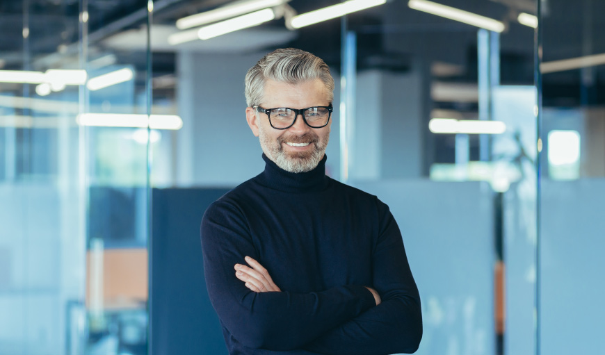 hombre de mediana edad sonriendo