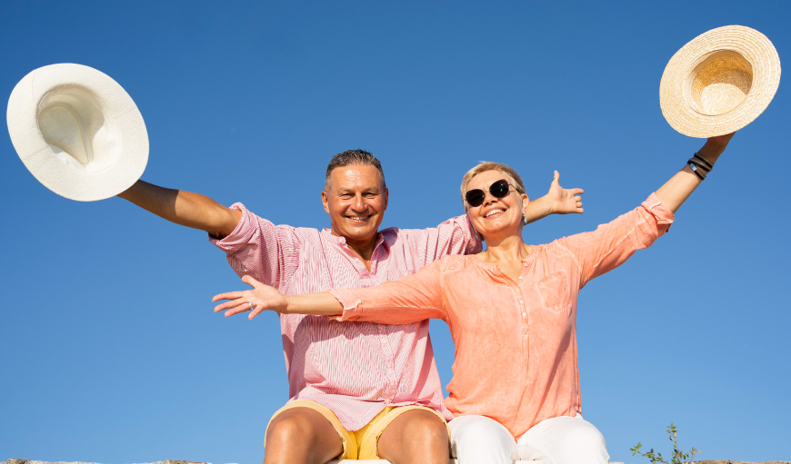 pareja de adultos felices por el verano