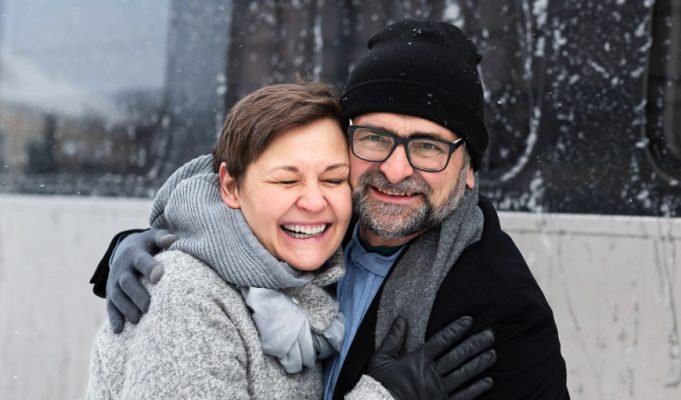 pareja adultos mayores cuidando su salud auditiva en temporada fría