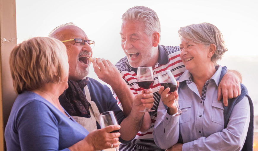 Grupo de adultos festejando las fiestas patrias